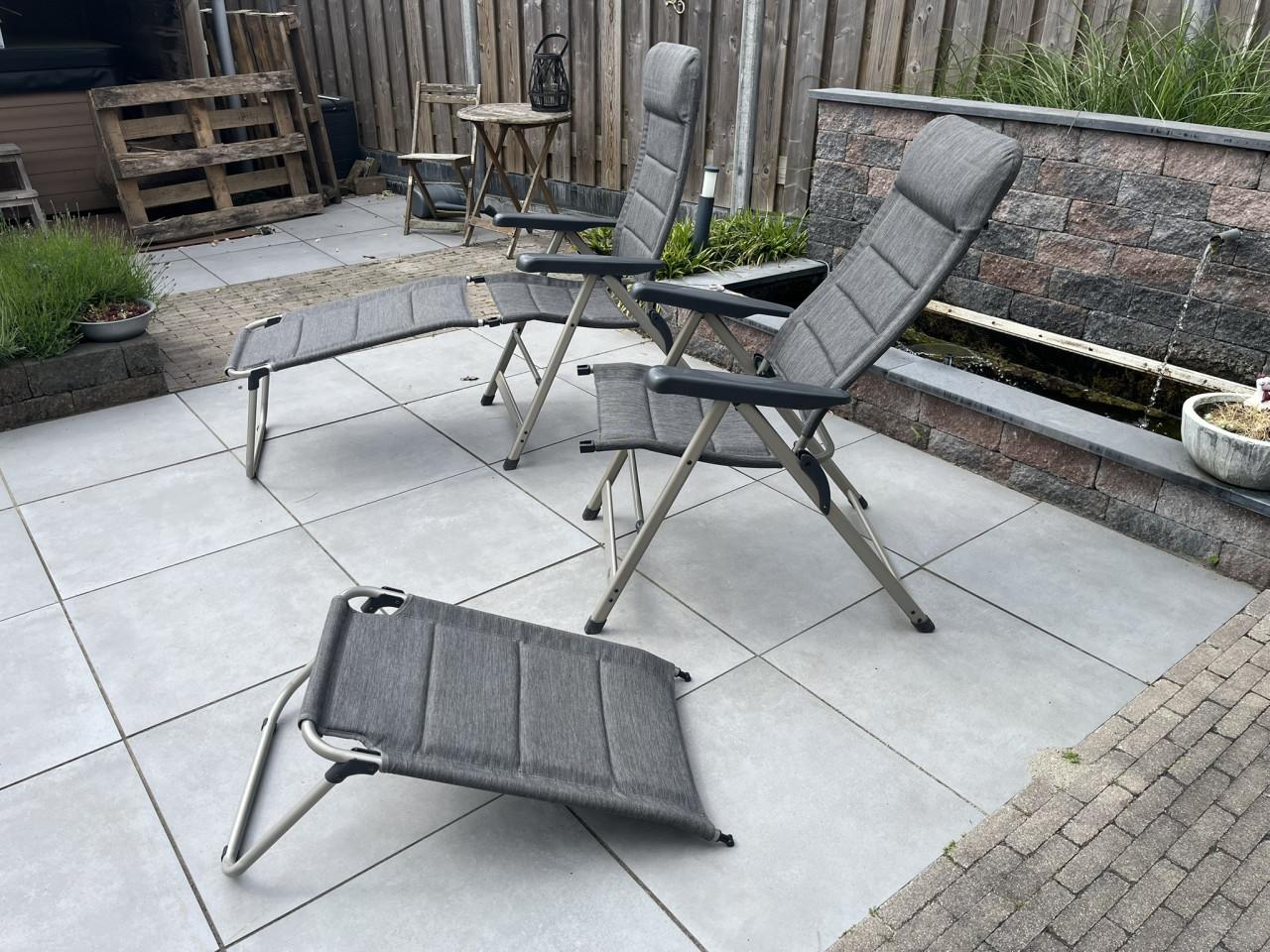 2 Campingstoelen met voetenbank