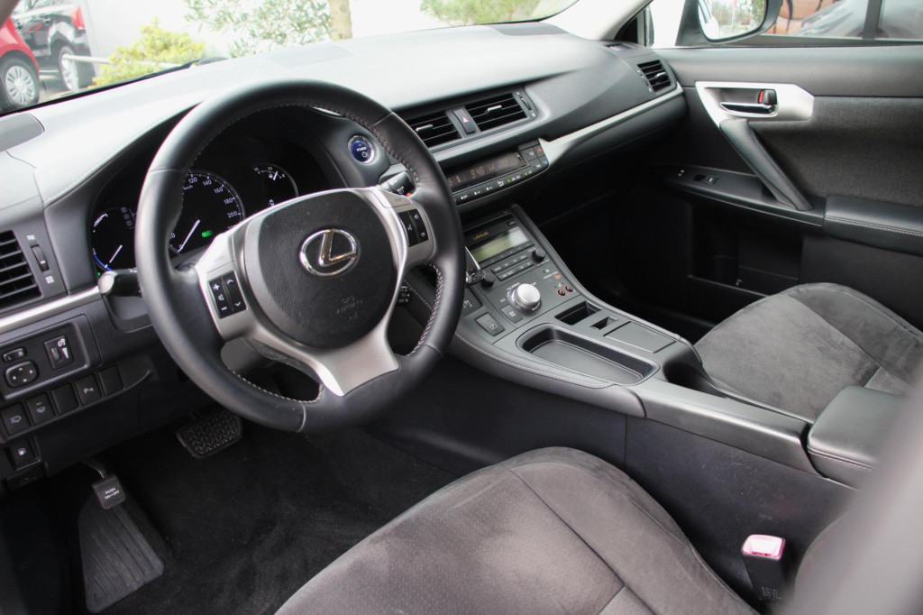 Lexus Ct 200h hybrid - pdc rondom + camera - stoel verw - xenon - parelwit 