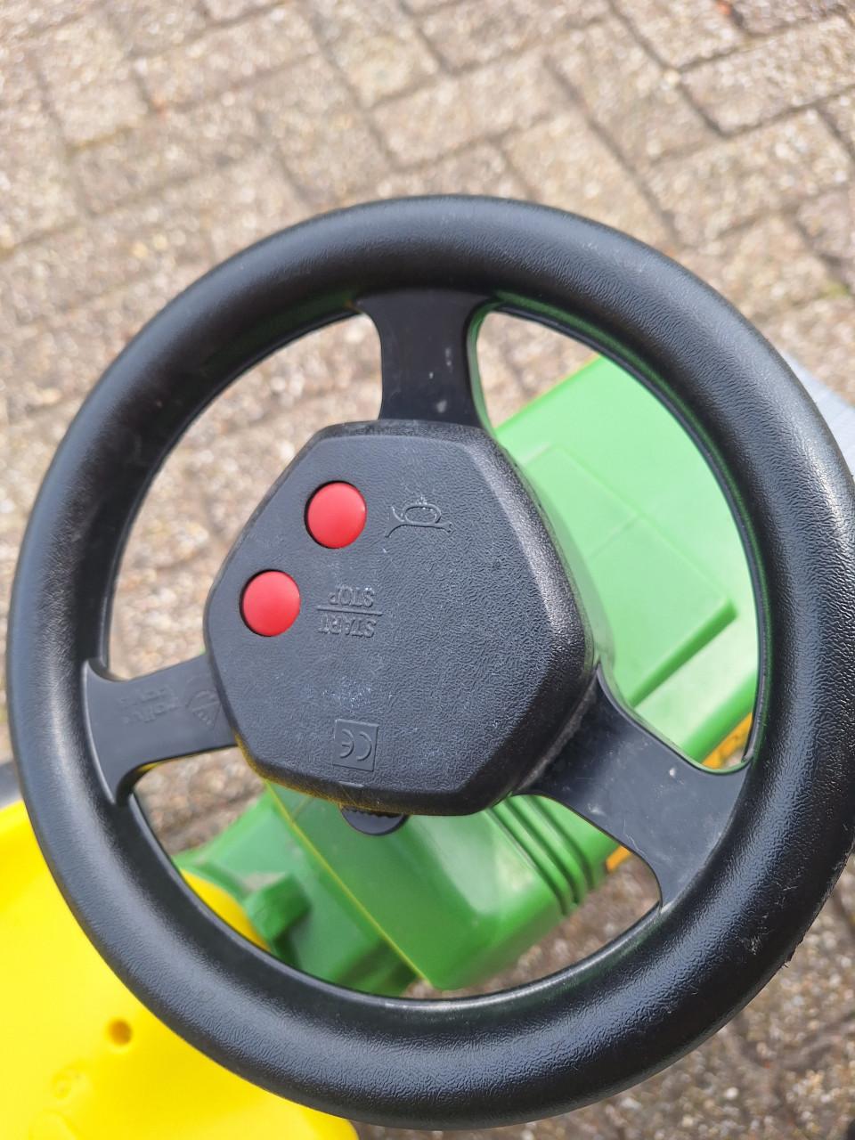 John Deere traptrekker met kar