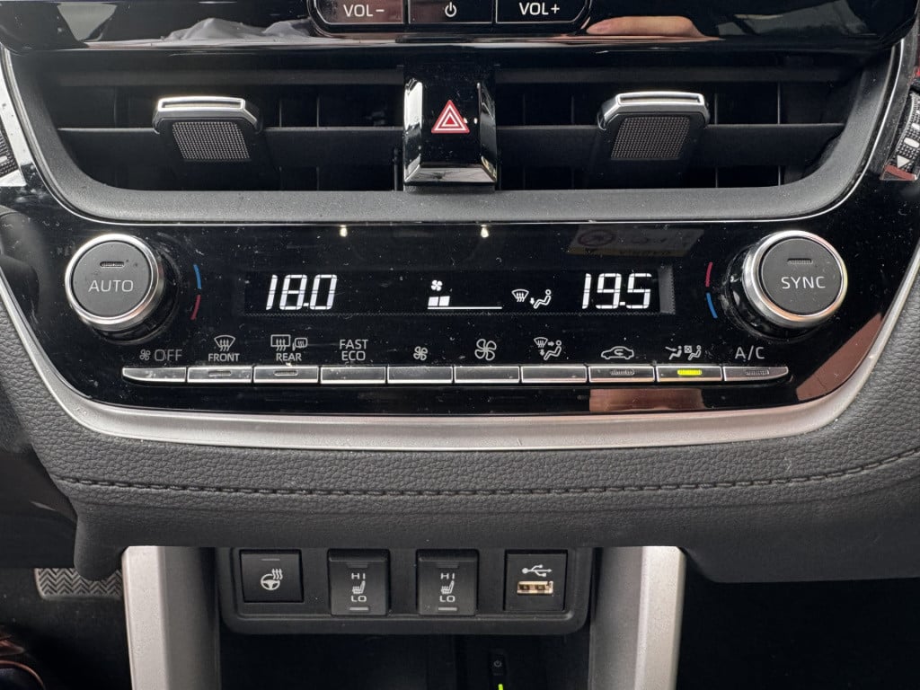 Toyota Corolla Cross 2.0 high power hybrid first edition | apple carplay |