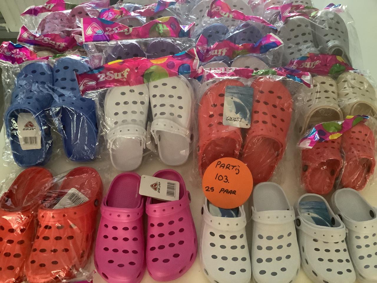 Partij plastic kinderklompen. ( partij 103)