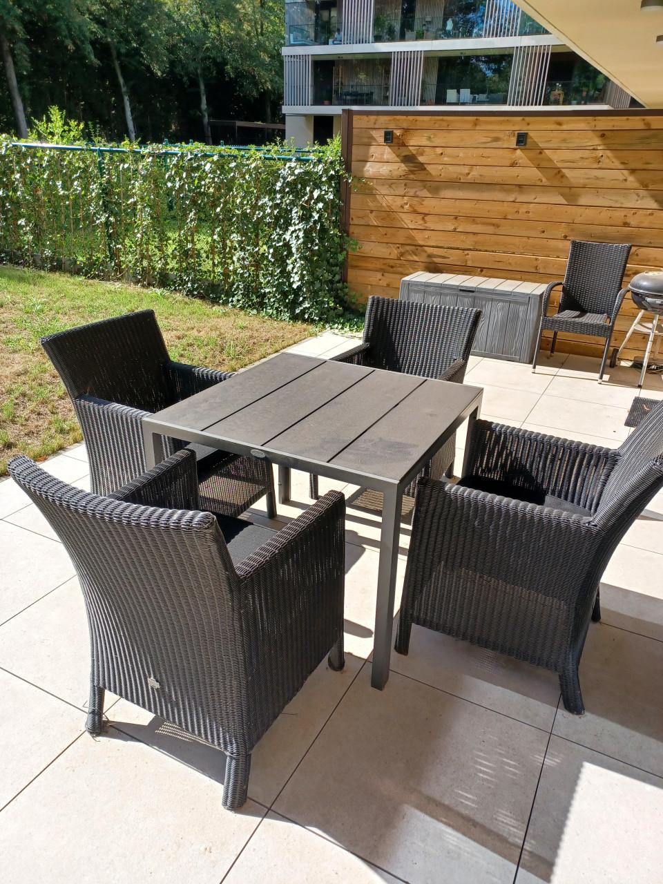 Tuinset, tafel met 4 zeteltjes.