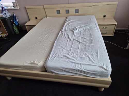 2 persoons bed  met Auping en  Tempur matrassen  met ombouw. 80 x 210