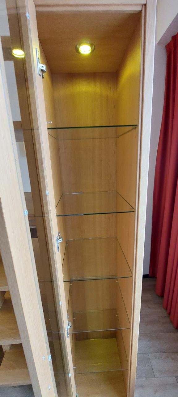 Vitrinekast met glazen plaatjes en gekoppelde boorden