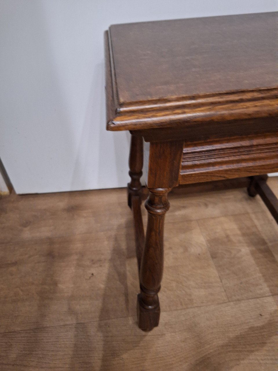 Houten tafeltje met lade