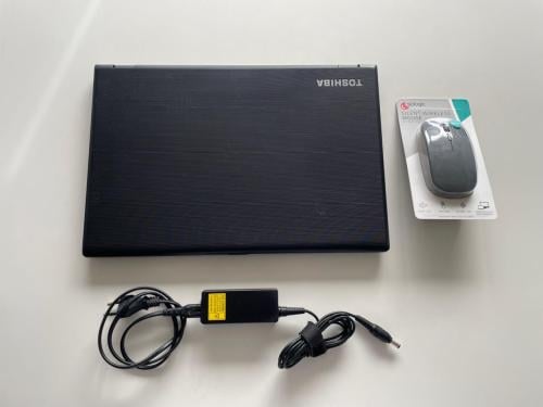 Toshiba 15.6 inch - met Windows 11, SSD, nieuwe accu & muis