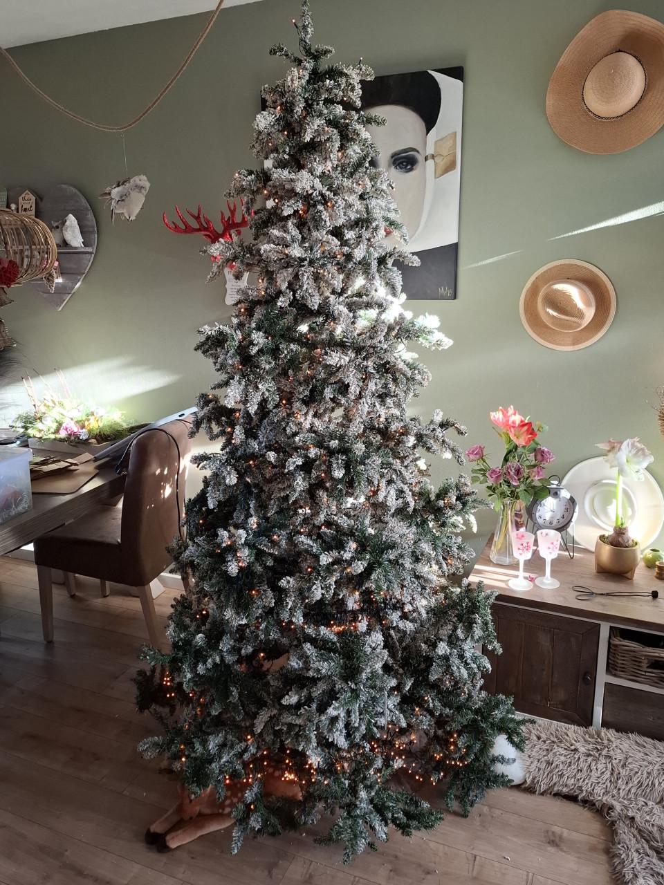 Kerstboom met lichtjes en sneeuw