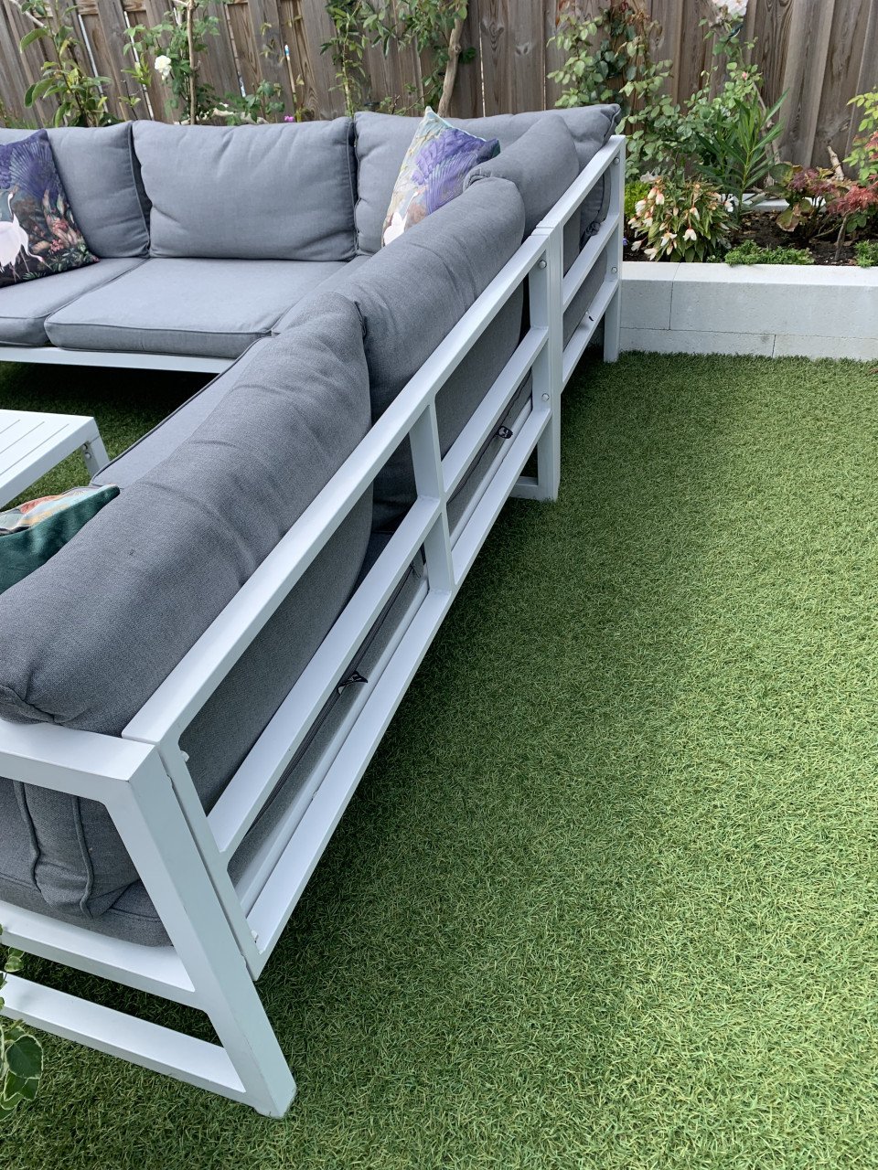 Wit aluminium loungeset met kussens tafel en stoel.