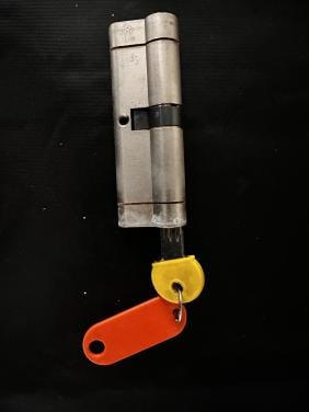 Cilinderslot met een sleutel.