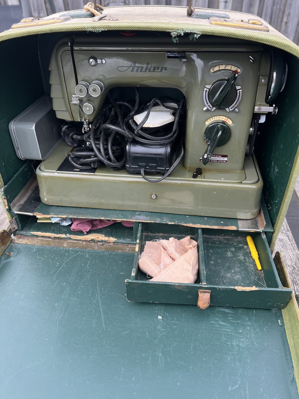 Complete nostalgische naaimachine van het merk Anker RZ-K originele koffer