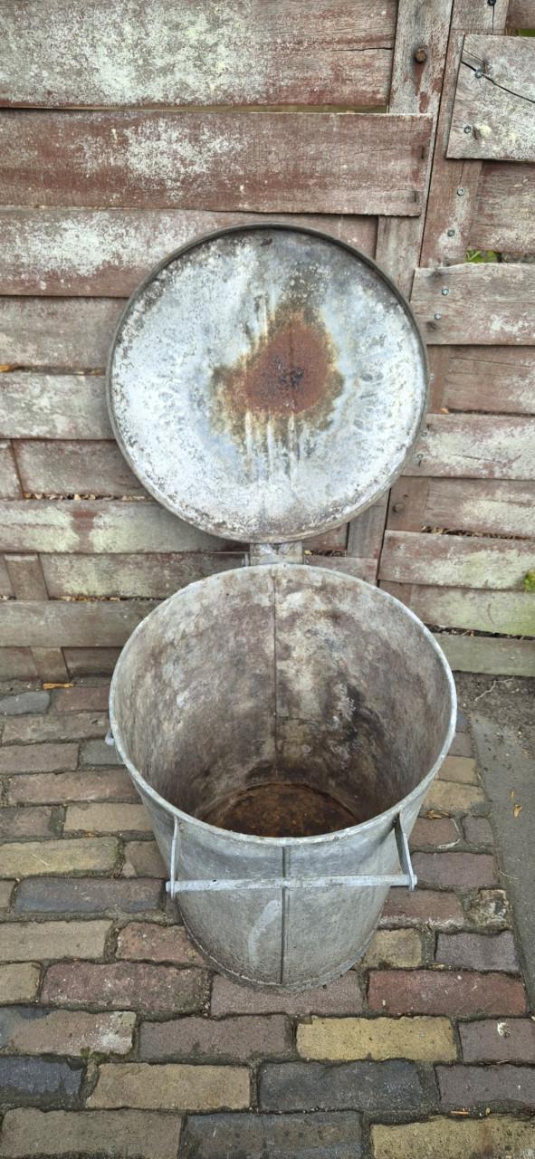 Oude zinken vuilnisbak