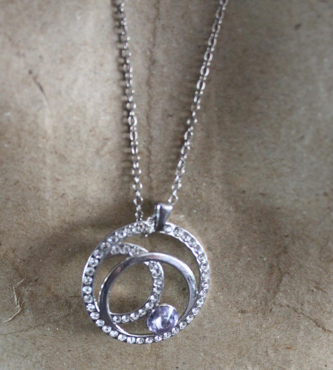 Zilverkleurige ketting met hanger met veel steentjes