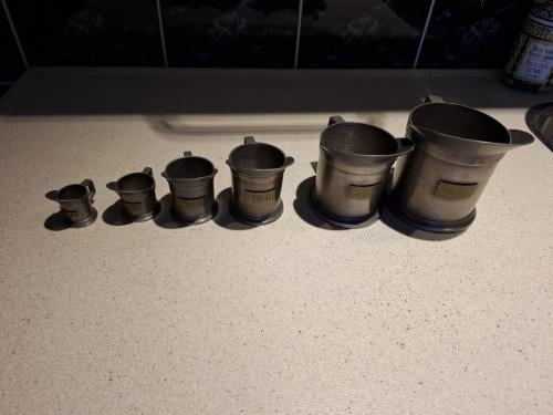 Antieke tinnen maatbekers set