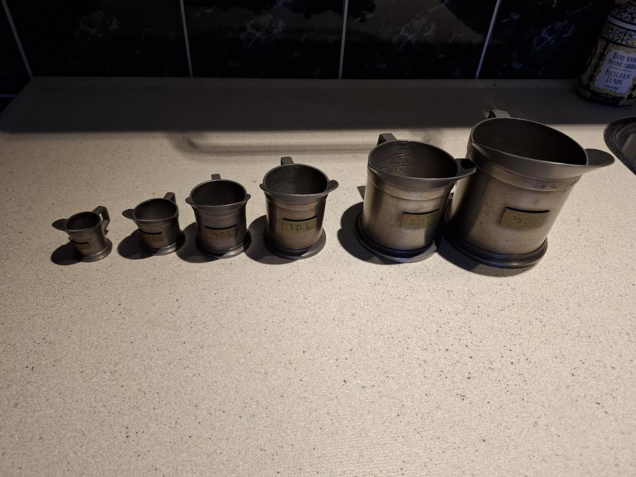 Antieke tinnen maatbekers set