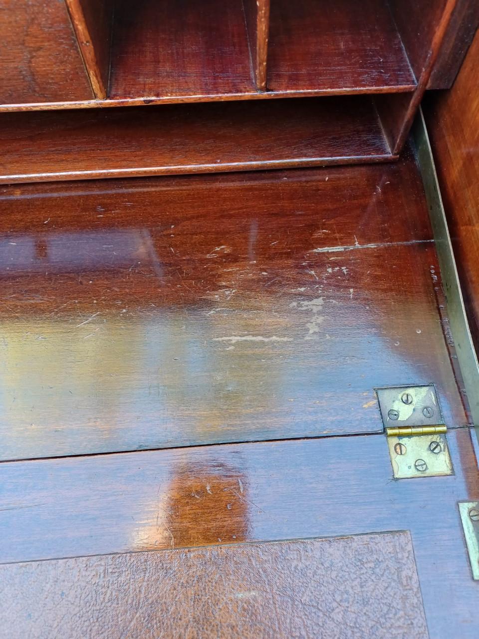 Schattig antiek schrijfbureautje