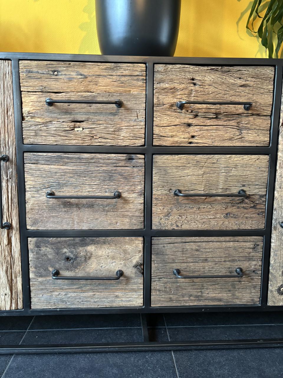 Robuust wagonhouten dressoir