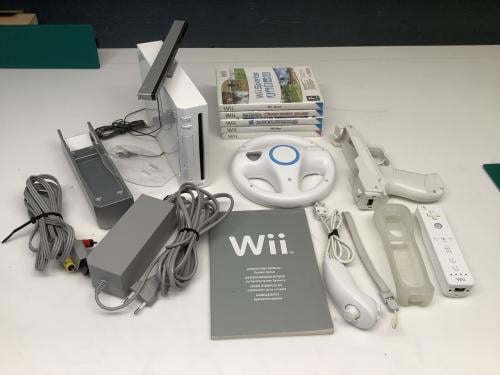 Nintendo Wii, compleet met controller, stuur, gun en veel spellen.