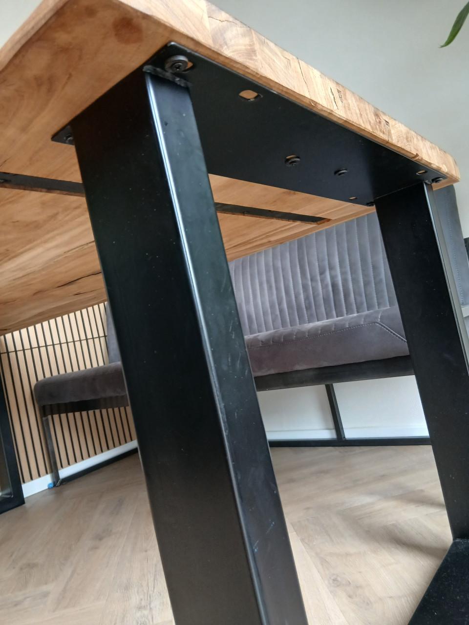 Eetkamertafel met robuust acacia hout blad