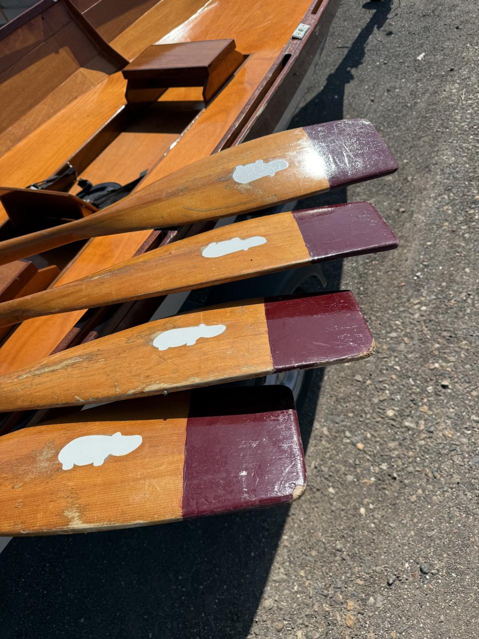 Tweepersoons houten roeiboot