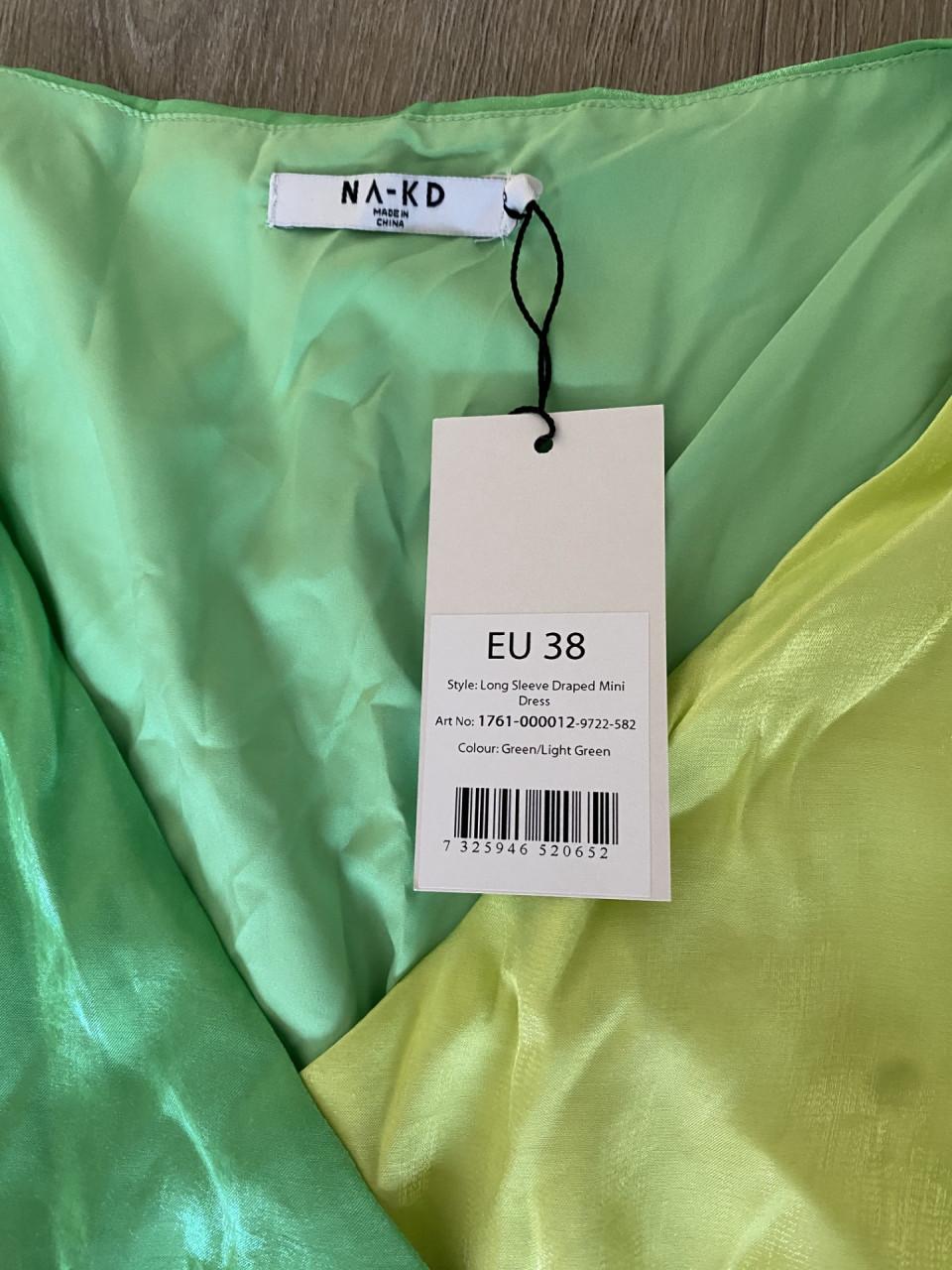 Jurk van NA-KD maat 38.