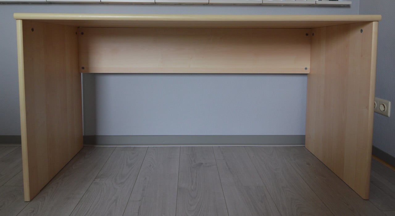 Bureau (ahorn) + Bureaulamp (halogeen) + Boekenplank (ahorn)