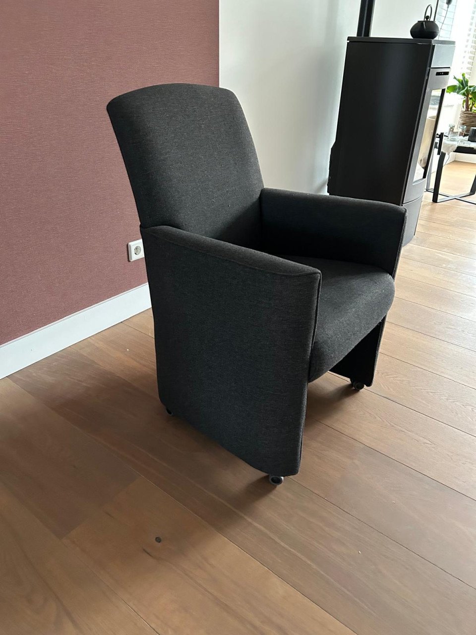 GRATIS - 8 grijze stoelen op wieltjes