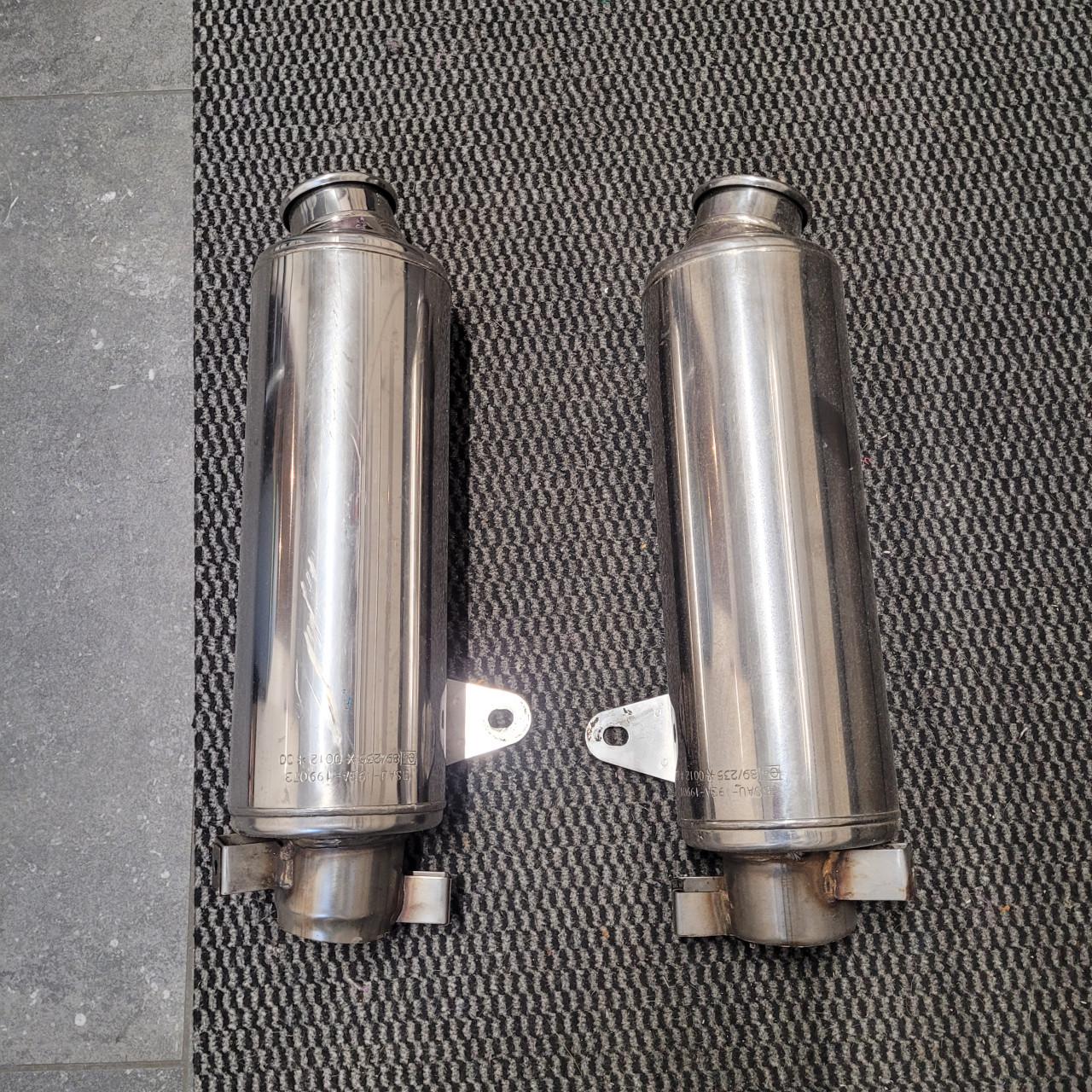 2 einddempers van een honda cbr1000