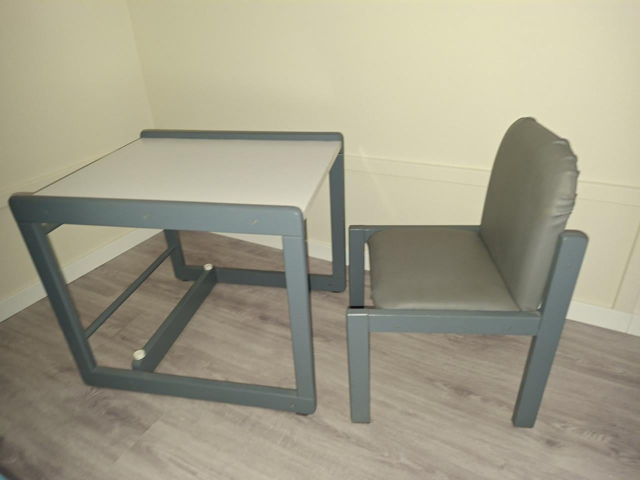 Kinderstoeltje en tafel