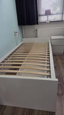 1 persoons bed (wit) ombouw + lattenbodum +  nachtkastje