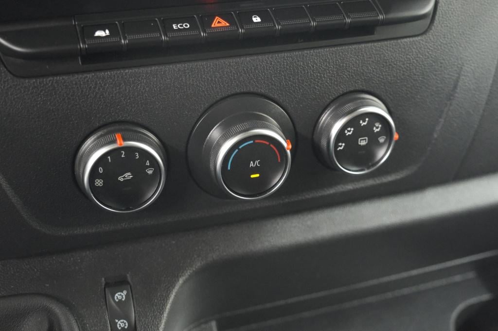 Renault Master t35 2.3 dci 135 l2h2 comfort | camera | vloerplaat | navigat