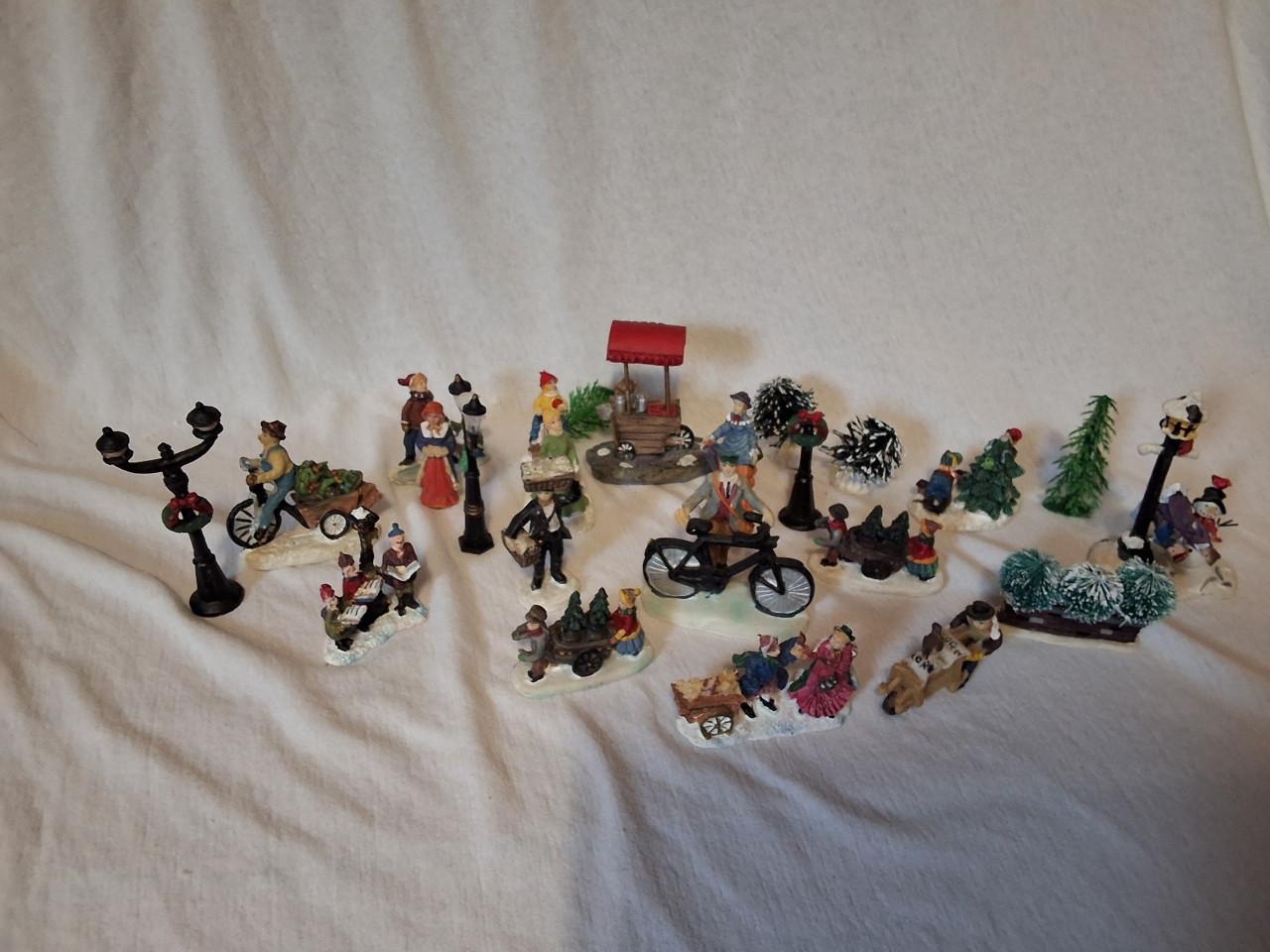 Diverse poppetjes voor een kerstdorp alles in 1 koop