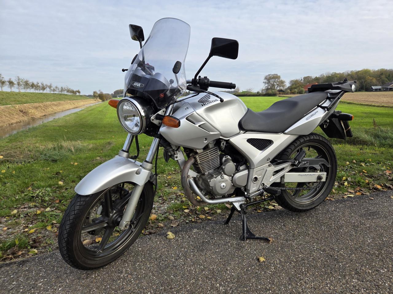 Honda CBF250 2007 met topkoffer en windscherm