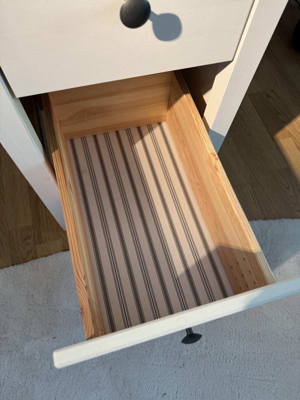 Bureau uit de Ikea serie Hemnes, wit gebeitst 155x65 cm