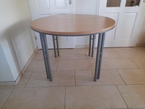 Mooie ronde tafel  110 doorsnede (in goede nette staat )