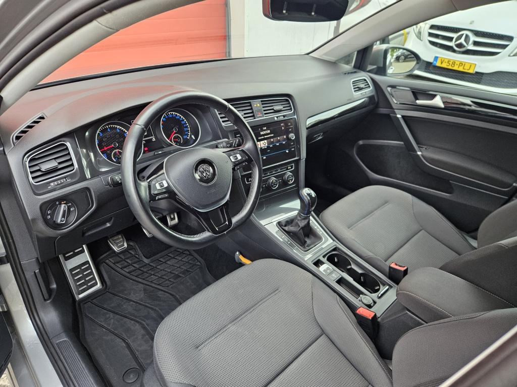 Volkswagen Golf 1.0 tsi comfortline | carplay | camera | trekhaak | rijklaa