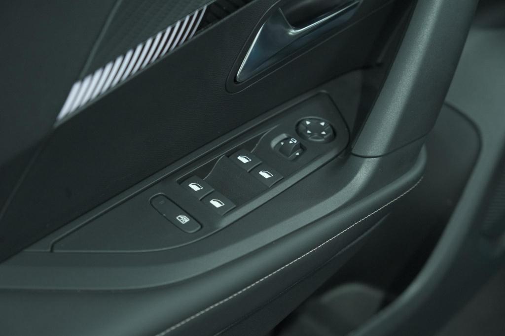 Peugeot E-2008 ev allure avantage 54 kwh | soh 97,8% | 11 kw lader | apple 