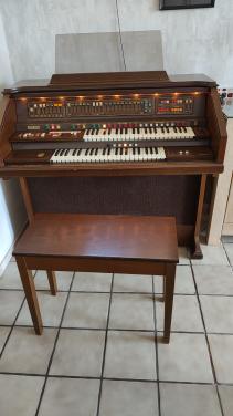 Electrisch orgel merk Eminent Solina f 225