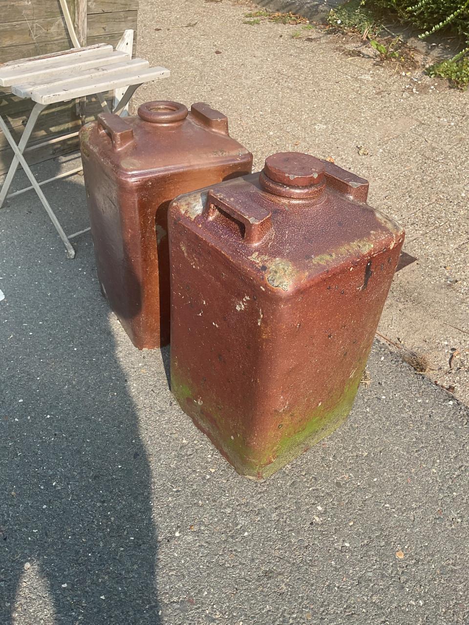 Grote aardewerk waterkruiken