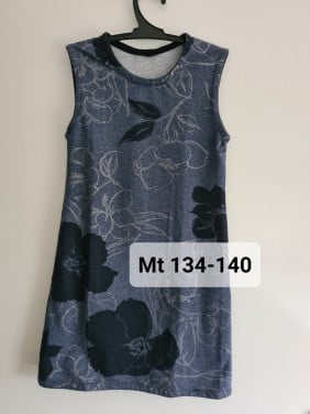Heel leuk donker blauw bloemen zomer jurkje. Maat 134-140