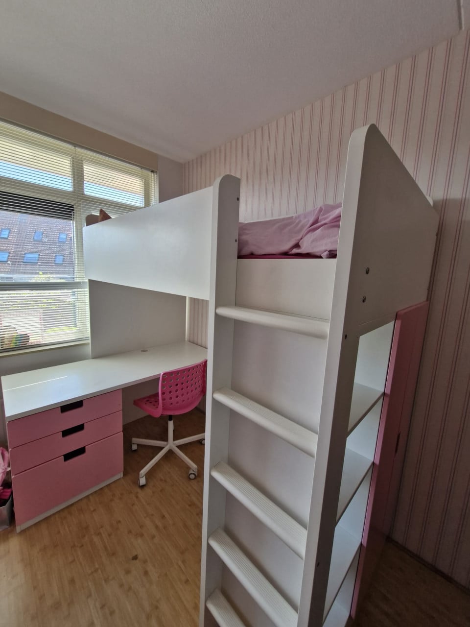 Hoogslaper met bureau en kast