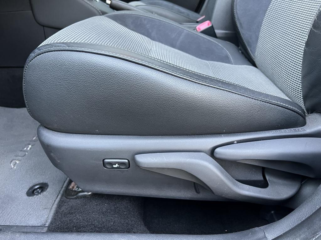 Toyota Auris 1.8 hybrid bus. pro