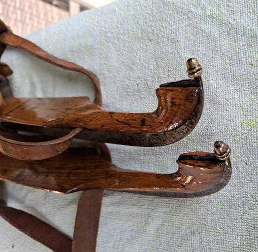 Oude Friese Schaatsen met Koperen Eikeltjes