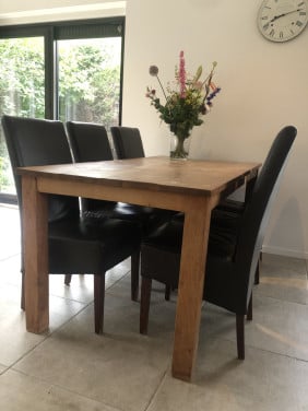 Houten tafel met zes stoelen
