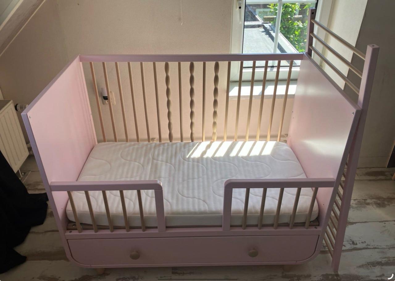 Roze babybedje met lade