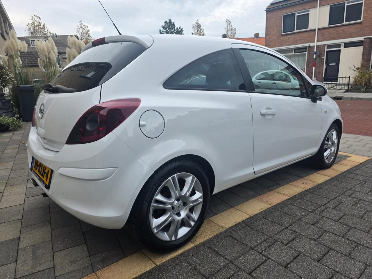 Tekoop zeer mooie Opel Corsa 1.4i 16V  Black and  White