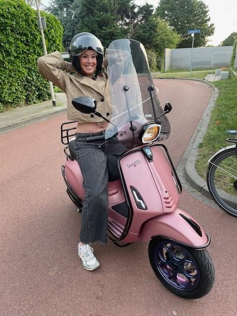 Schitterende custum Vespa sprint gold roze weinig km als nieuw