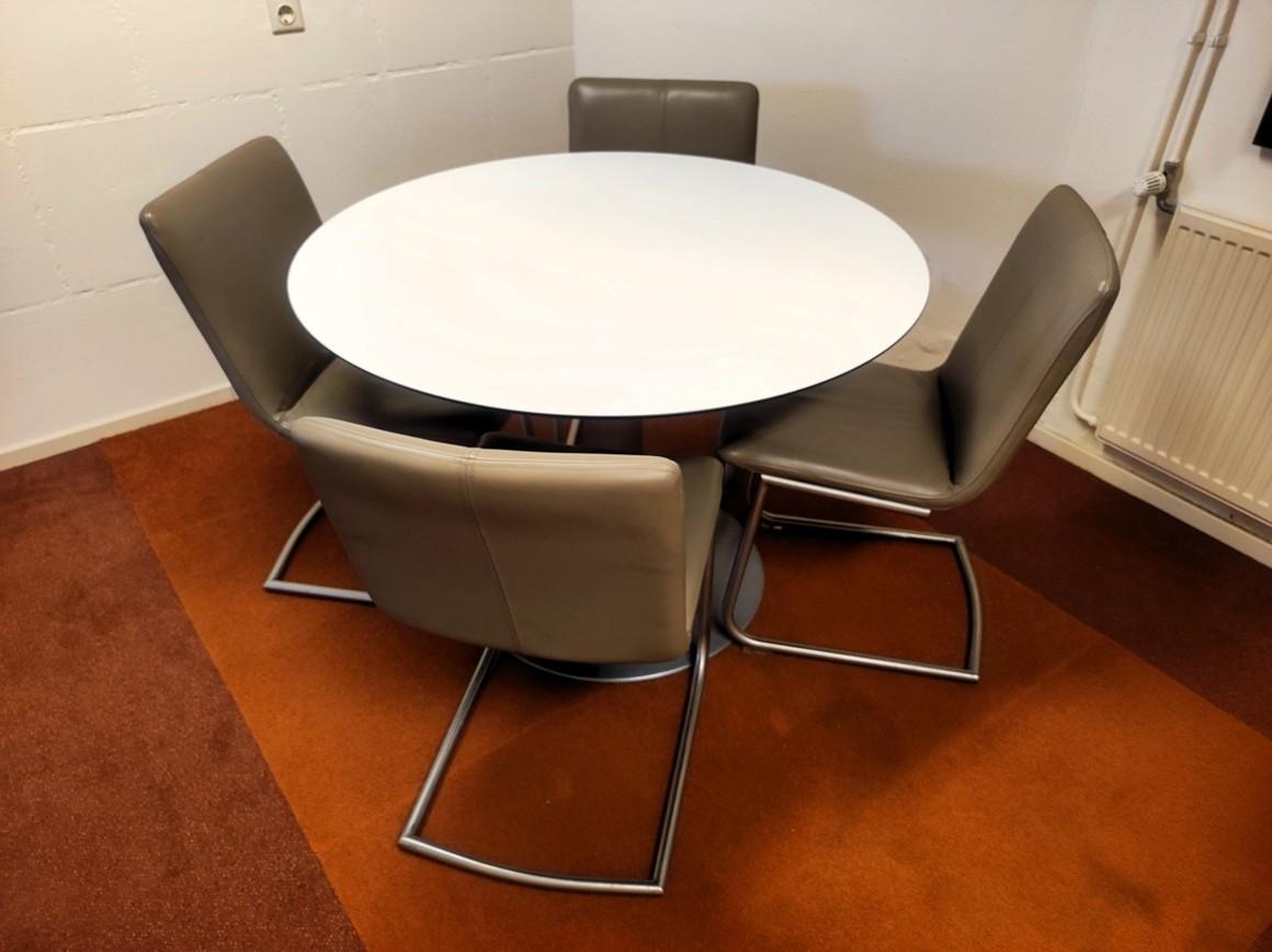 Tafel + stoelen