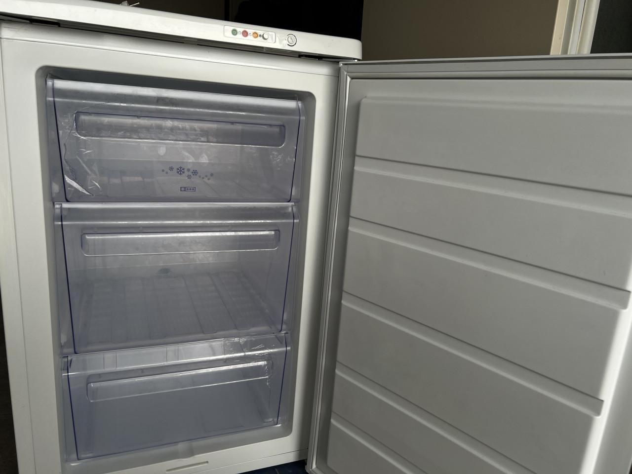 Tafelmodel Vrieskast 85x55x60 cm. Hbd. 110 liter energieklasse A+ vriezer