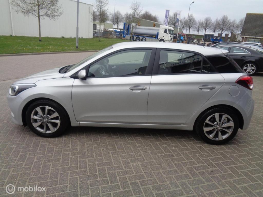 Hyundai I 20 1.0 t-gdi comfort/airco/camera/pdc/1st eig/lm velgen/slechts 8