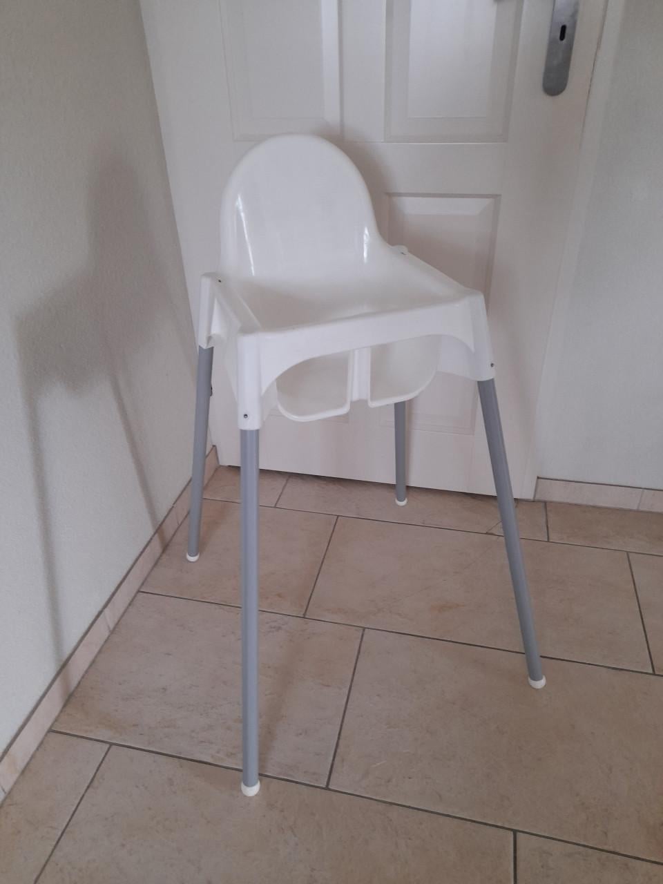 Kinderstoel wit (in goede staat)
